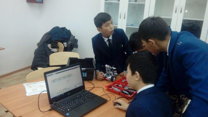 1-ақпан күні мектебімізде робот техникасы үйірмесінде "ROBOSPORT-1" жарысында 6,7,8 сынып оқушыларынан 3 топтан құралған жарыс болып өтті.