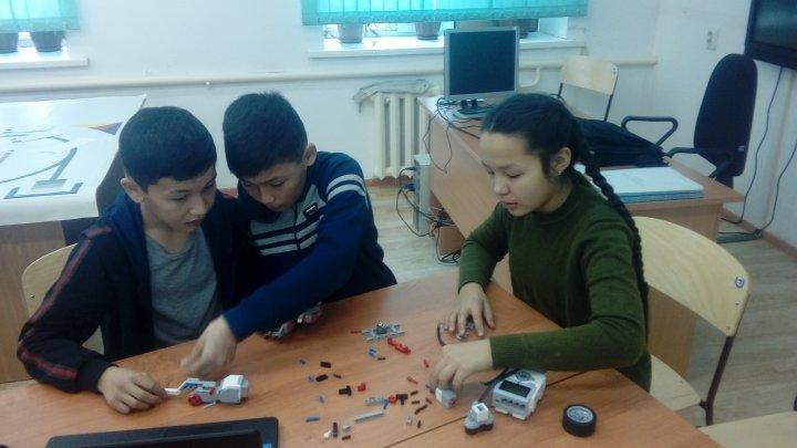1-ақпан күні мектебімізде робот техникасы үйірмесінде "ROBOSPORT-1" жарысында 6,7,8 сынып оқушыларынан 3 топтан құралған жарыс болып өтті.