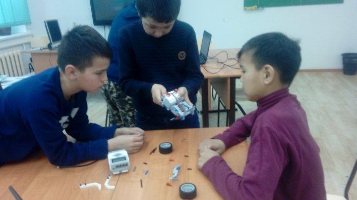1-ақпан күні мектебімізде робот техникасы үйірмесінде "ROBOSPORT-1" жарысында 6,7,8 сынып оқушыларынан 3 топтан құралған жарыс болып өтті.