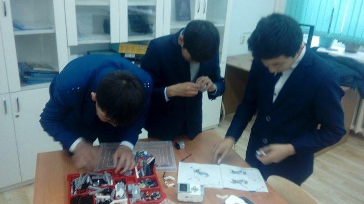 1-ақпан күні мектебімізде робот техникасы үйірмесінде "ROBOSPORT-1" жарысында 6,7,8 сынып оқушыларынан 3 топтан құралған жарыс болып өтті.
