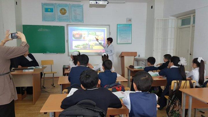 Әлеуметтік педагог пен мектеп медбикесімен бірге оқушыларға дұрыс,тиімді тамақтану туралы баяндама оқылды.