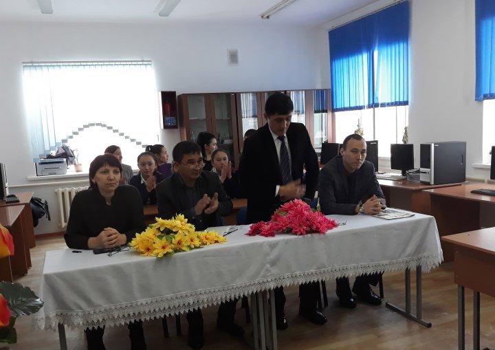 "Латын әліпбиіне көшу - заман талабы" тақырыбында аудандық "Мәңгілік ел" орталығымен бірлесе өткізілген дөңгелек үстел.
