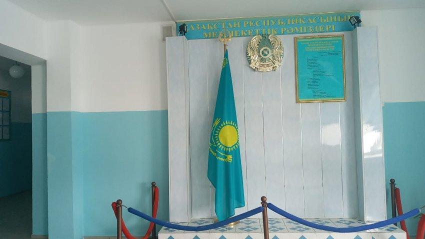Ахмет Байтұрсынов мектебінде Қазақстан Республикасының Мемлекеттік елтаңбасы   латын  графикасында жазылған QAZAQSTAN жазуына ауыстырылған.