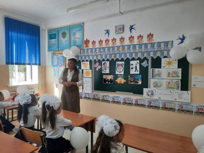 1 қыркүйек Білім күніне орай бірыңғай сынып сағаттары өткізілді.