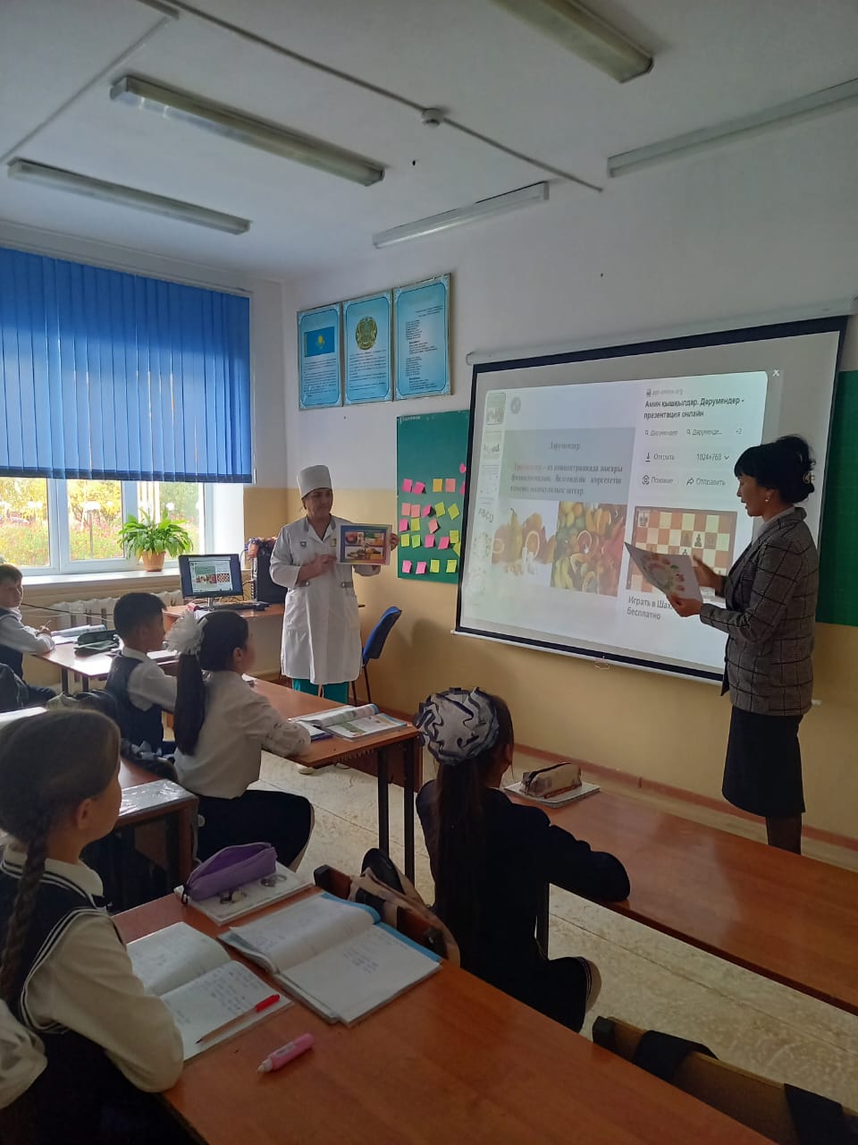 Ммнералдармен дәрумендердің ағзаға пайдасы тақырыбында мектеп медбикесімен бірге оқушыларға түсіндірме жұмыстары жүргізілді.
