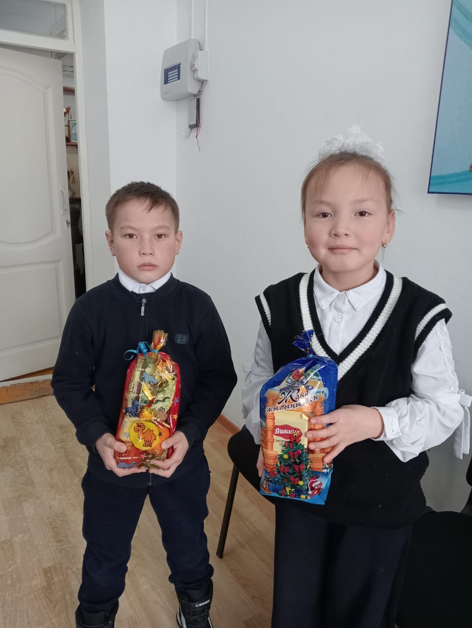 Жеке кәсіпкер Жанар Аманжолова 20 оқушыға Жаңа жылдық тәттілер табыс етті.Мың алғыс!