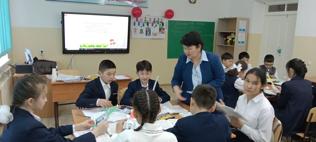 Орыс тілі мен әдебиеті пәні бірлестігінің айлық жоспарына сәйкес орыс тілі мен әдебиеті пәні мұғалімі  Г.Сабиева  7 «А» сыныбында «Новогодние традиции»  тақырыбында ашық сабақ өткізді.