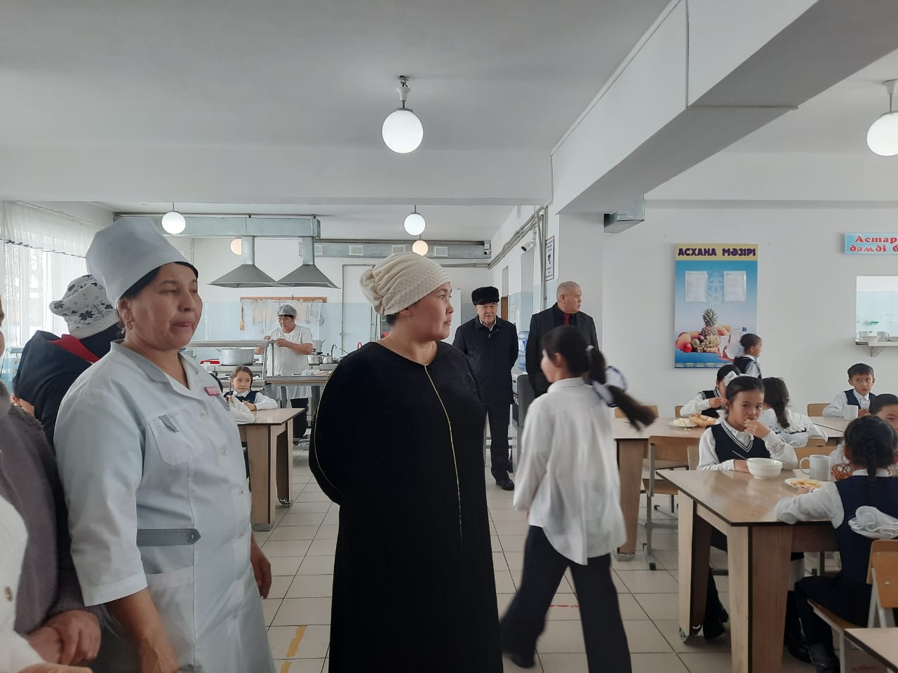 Ата-аналардың мектеп асханасының жұмысын,тамақтың сапасын зерделеу сәті.